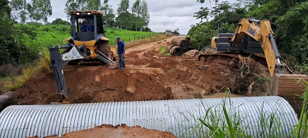 Estrada do Travessão Pé Quente recebe tubulação de aço corrugado