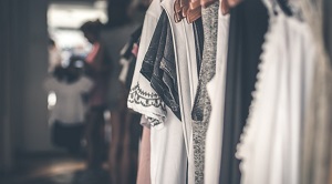 Condicional: Mulher é acusada de pegar R$ 6 mil em roupas para experimentar e não devolver