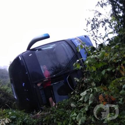 Ônibus tomba e deixa 4 passageiros feridos em rodovia