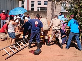 Mulher cai em poÃ§o de 11 metros e Ã© resgatada pelo Corpo de Bombeiros em JuÃ­na