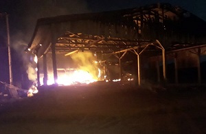 Barracão e máquina são parcialmente destruídos pelo fogo em Guarantã do Norte