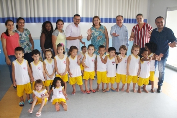 Alunos das creches e escolas recebem uniformes 