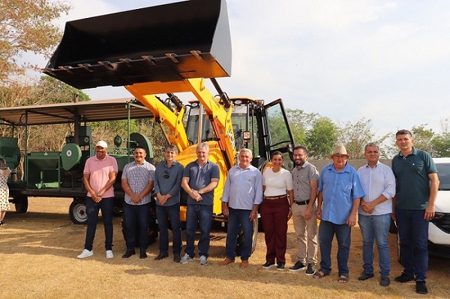 Solenidade de entrega de Máquinas, Veículos e Equipamentos para Agricultura