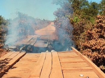 Ponte de madeira Ã© incendiada em TangarÃ¡ da Serra