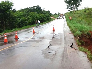 ItaÃºba:equipes comeÃ§am recuperar trecho da 163; sÃ³ carros passam em desvio