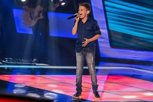 De IndiavaÃ, Kaique Bueno vira 4 cadeiras e é aplaudido de pé em audição à s cegas