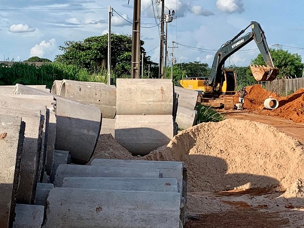 Prosseguem obras de drenagem pluvial no Setor Industrial