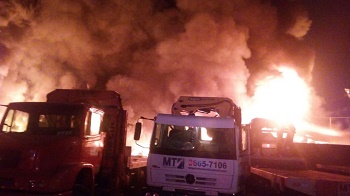 IncÃªndio destrÃ³i empresa de reciclagem e 5 veÃ­culos em CuiabÃ¡