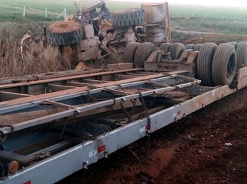 Carreta que transportava duas carregadeiras tomba na BR-163 em Nova Mutum