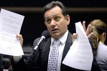 Deputado volta atrás na proposta de pagar salário com casa e comida