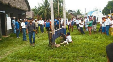 PopulaÃ§Ã£o amarra prefeito que nÃ£o cumpriu promessas