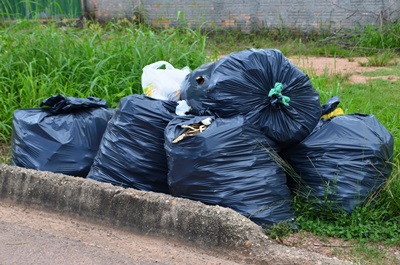 Moradores de Peixoto denunciam precariedade no sistema de coleta de lixo.