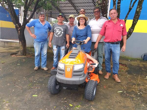 Jardinagem: Secretaria passa a contar com Trator Cortador de Grama