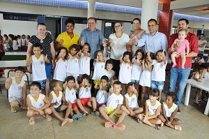 406 crianças da Creche Criança Feliz são uniformizadas