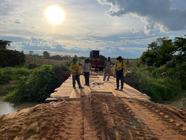 Secretaria constrói ponte de madeira na Estrada do Gaviãozinho 