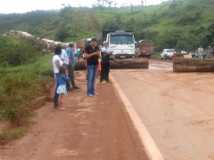 Entidades bloqueiam BR-163 por conta de mudanças para viabilizar ferrovia Sinop-Pará