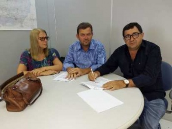 Prefeito e SecretÃ¡rio assinam Contrato junto a CEF para reforma do Hospital Municipal