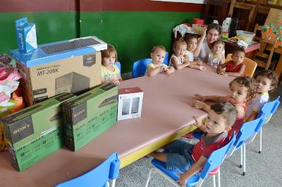 Creche Celcita Pinheiro recebe equipamentos de informÃ¡tica