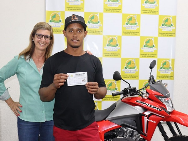 Presidente da COOGAVEPE entrega Moto Broz 0 km a cooperado premiado 