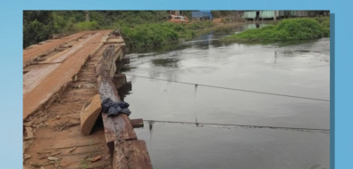 Ponte de madeira Ã© sustentada por cabos de aÃ§o em Novo Mundo