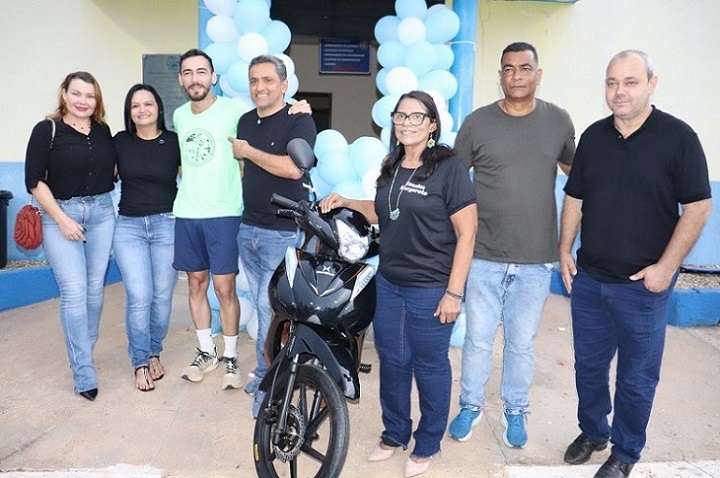Servidor Público ganha moto 0 km em evento comemorativo