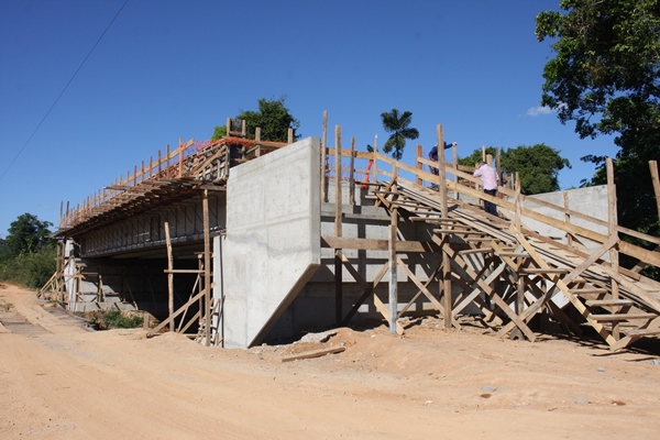 Prefeito e Vereador vistoriam obras da Ponte do Rio Mineirão