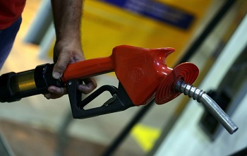 PreÃ§o da gasolina cai ao menor valor em 16 meses, aponta ANP