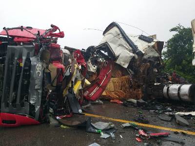 Colisão frontão entre duas carretas deixa 01 morto na BR 163