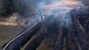 Fogo destrói ponte em Terra Nova e prefeito diz que foi ato criminoso