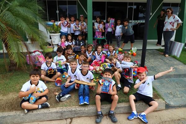 Alunos do Colégio CEI fazem doação de brinquedos