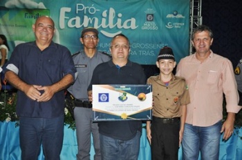 Projetos Luz do Amanhã e Escola Segura homenageiam Governador Pedro Taques