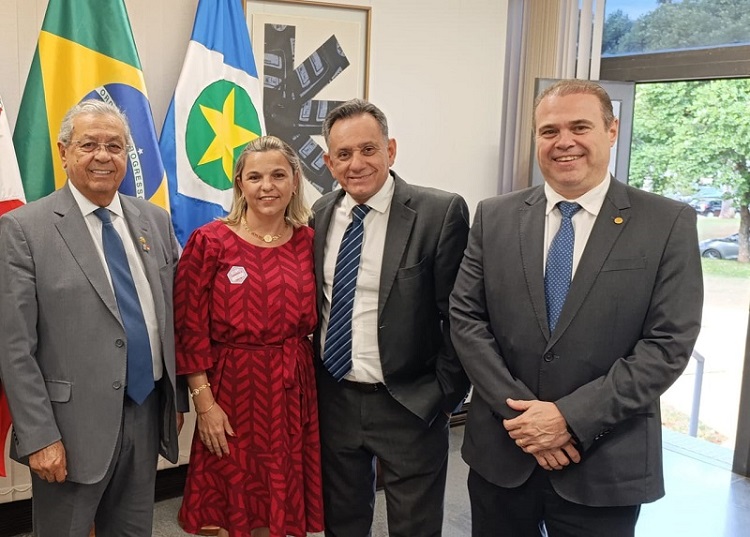 Em Brasília Vereadora Dra Andreia formaliza pleitos ao Senador Jayme Campos