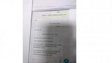 Mulher divulga conversa do marido com outra no WhatsApp através de panfleto de rua.