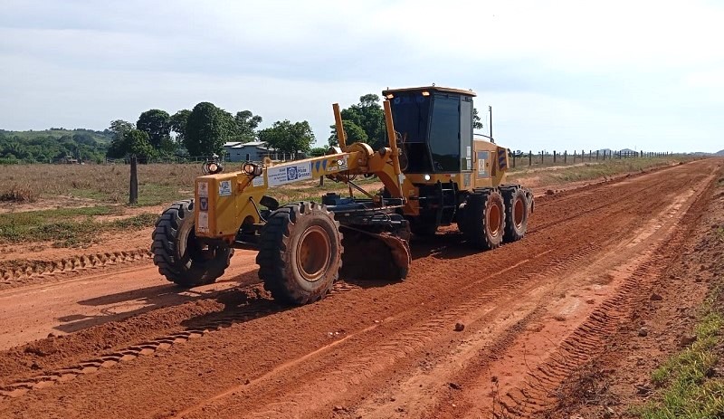 Linhas de estradas rurais estão sendo recuperadas em Guarantã