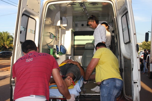 Motociclista fica ferido ao bater na traseira de caminhão estacionado