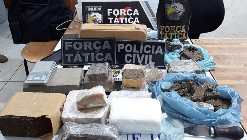 Polícias de AF fazem apreensão de drogas