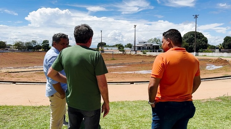 Prefeito e Engenheiros vistoriam Vila Olímpica para reforma completa