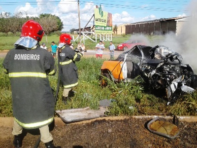 VeÃ­culo pega fogo apÃ³s acidente com carreta em Sinop 