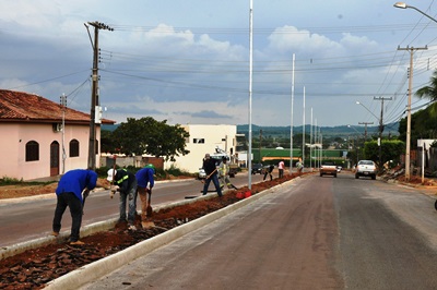 Empresa começa a implantar Iluminação Ornamental de LED na Avenida Itamar Dias