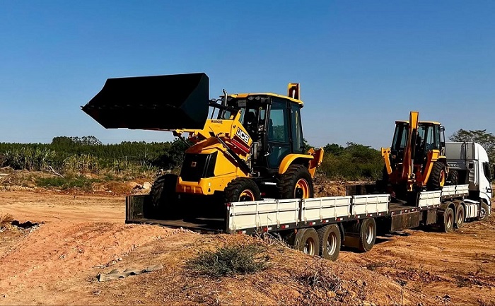 Seaf-MT entrega mais 01 Retroescavadeira à Matupá