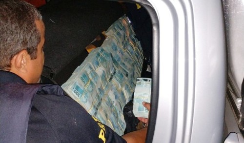Três são presos com mais de R$ 4,6 milhões escondidos em carro