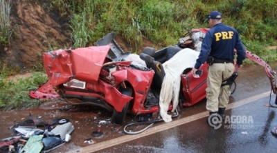 Grave acidente entre carro e carreta na BR-163 deixa dois mortos e dois feridos