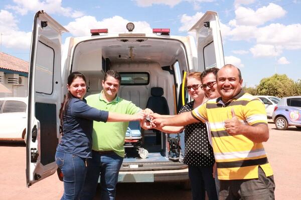 Prefeito Érico entrega mais 01 Ambulância 0 Km