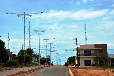 Avenida Itamar Dias começa a ganhar novo visual - Iluminação de LED