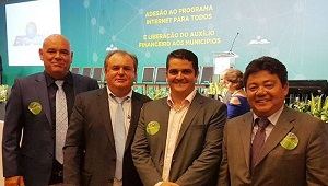Prefeito Valtinho Miotto assinam termo de adesão do Programa Internet Para Todos