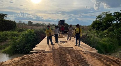 Secretaria constrói ponte de madeira na Estrada do Gaviãozinho 